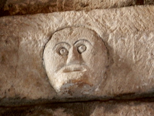 Visage sculpté dans la pierre
